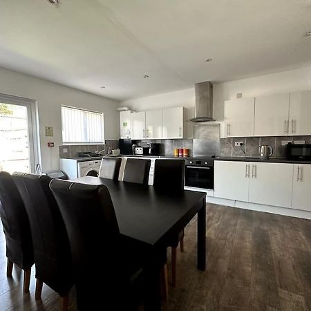 Spacious Holiday Home Near Tube Station - By Starlet Stays London Exterior foto