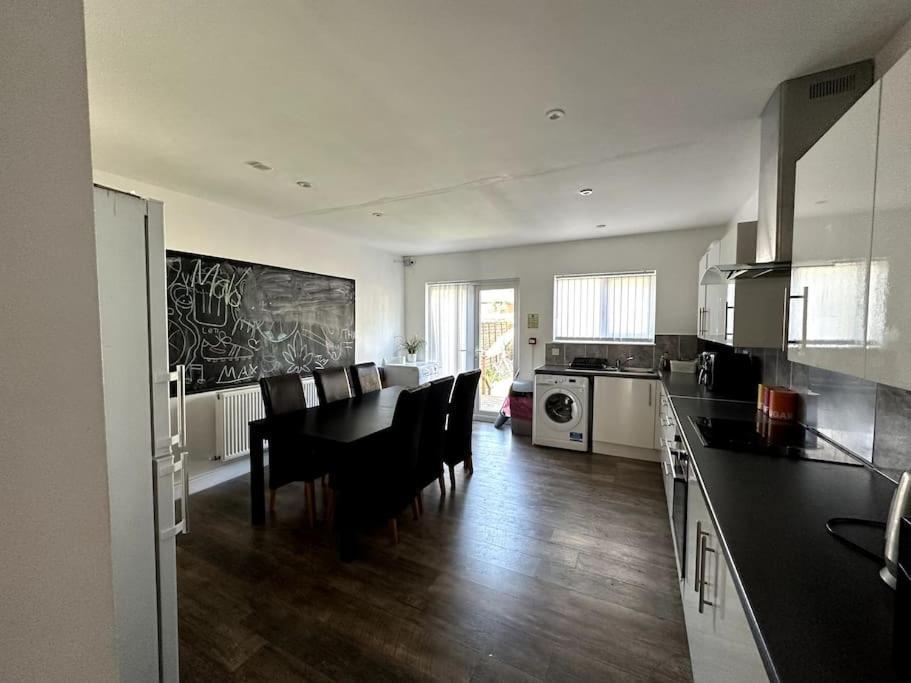 Spacious Holiday Home Near Tube Station - By Starlet Stays London Exterior foto