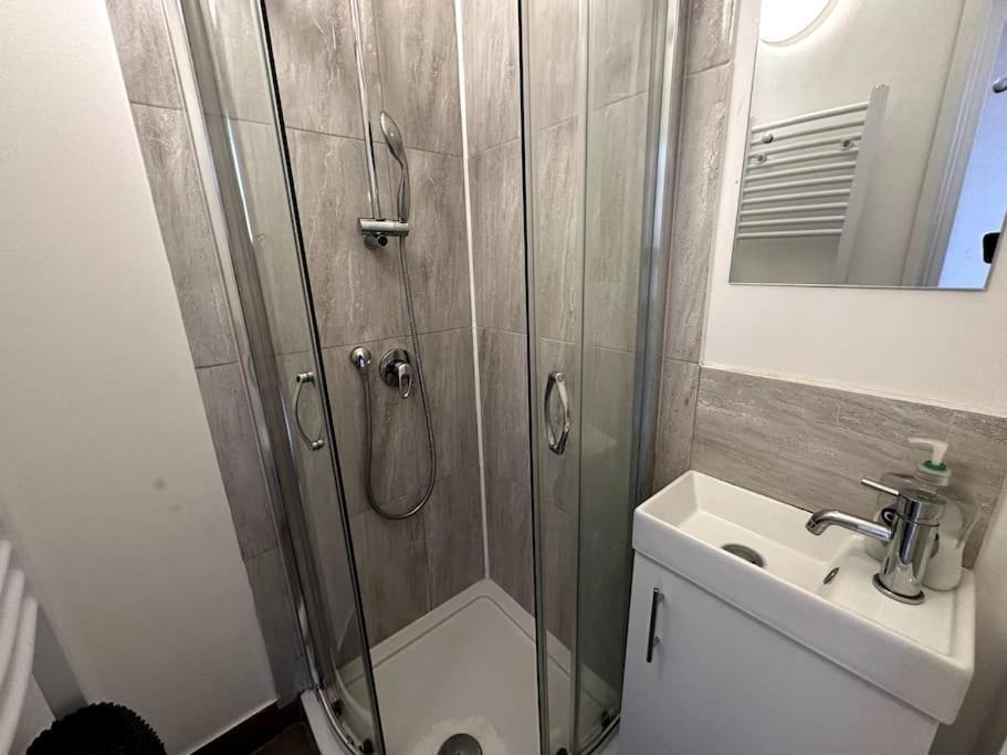 Spacious Holiday Home Near Tube Station - By Starlet Stays London Exterior foto