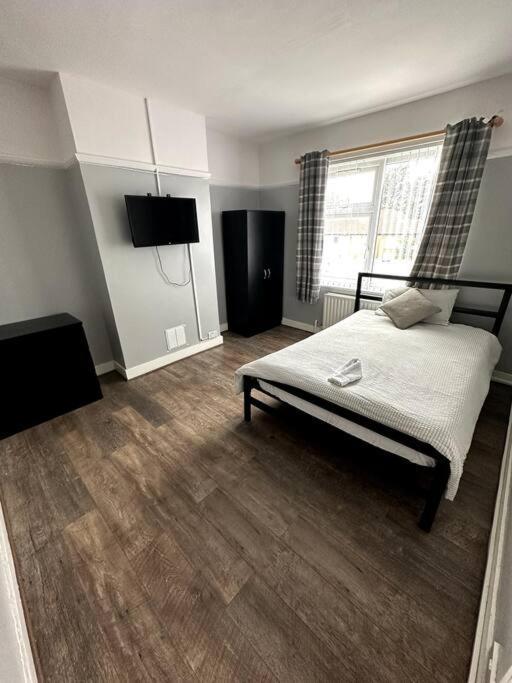 Spacious Holiday Home Near Tube Station - By Starlet Stays London Exterior foto