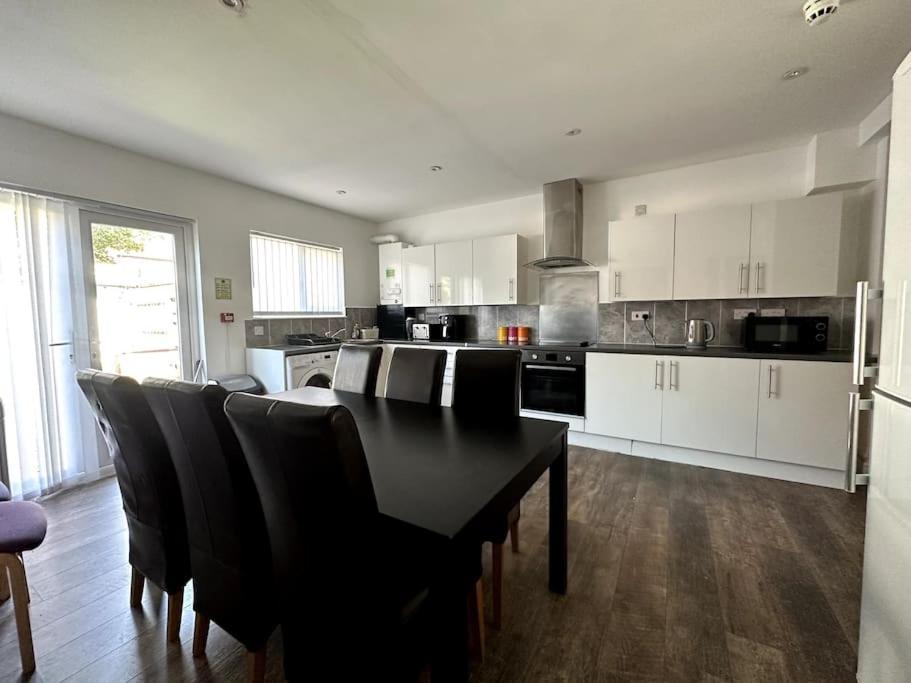 Spacious Holiday Home Near Tube Station - By Starlet Stays London Exterior foto